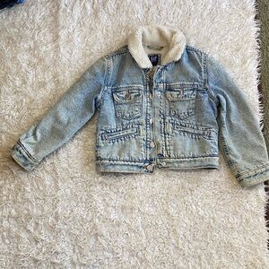 GAP Sherpa lined Light acid wash look Blue Denim Jacket with Cream Sherpa Collar